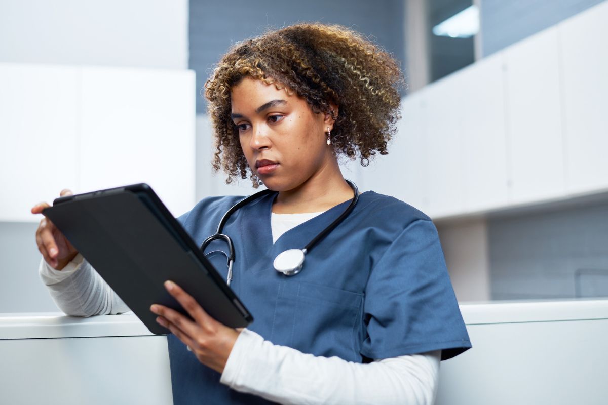 a frontline employee learning in the flow of work