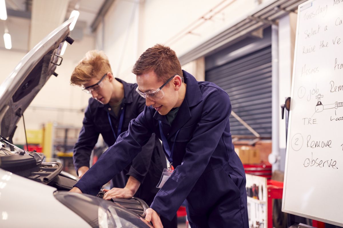 an example of automotive students engaged in social learning