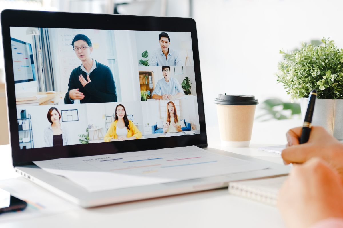 An example of a blended learning format used in an employee engagement training program