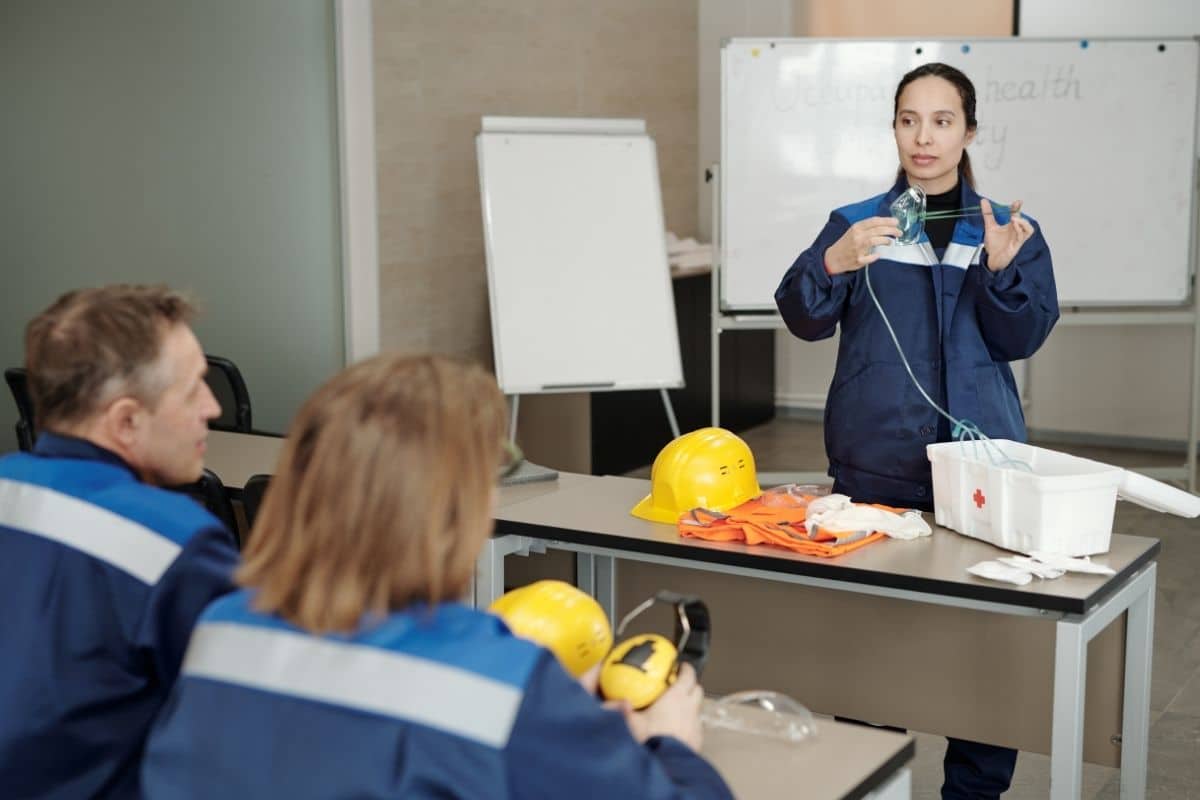 Consultant-Training-Employees-on-Compliance-and-Risk-Management