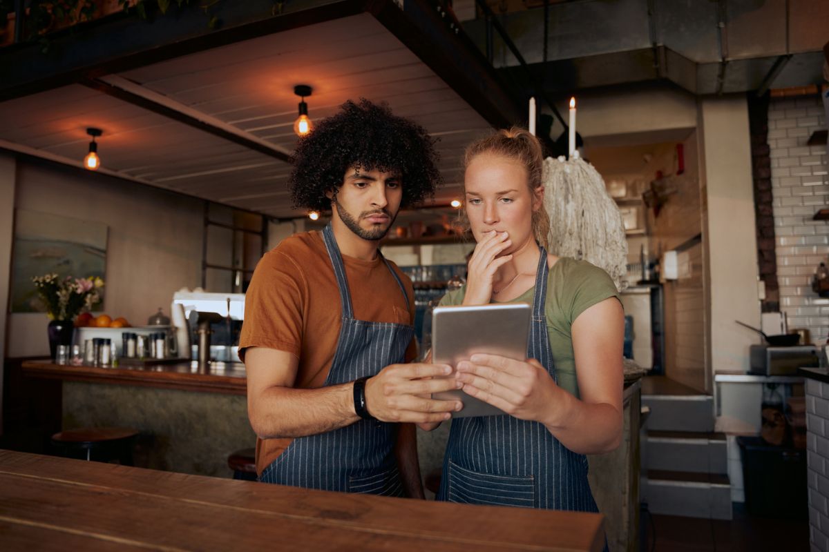deskless employees demonstrating peer to peer learning in the flow of work