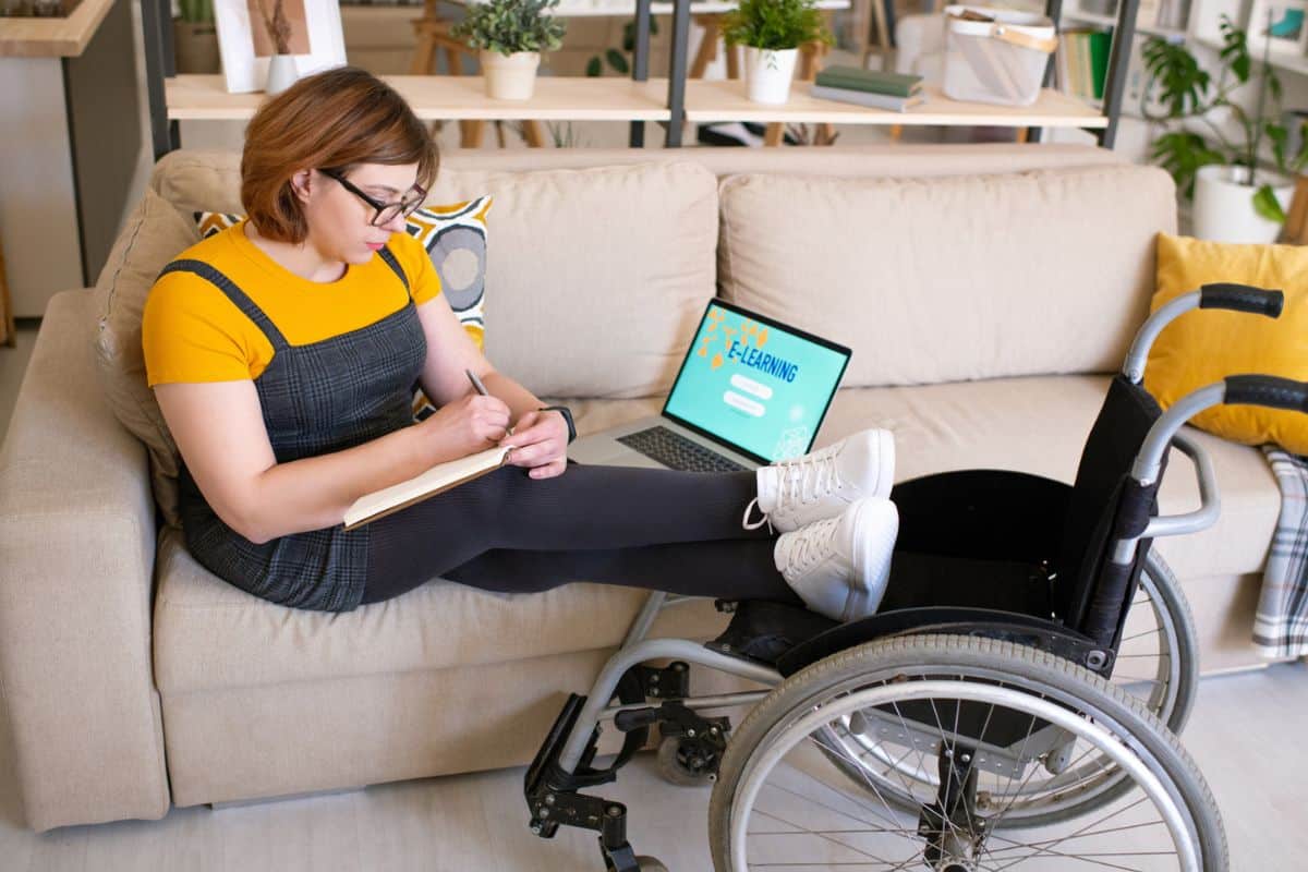 Differently-Abled-Employee-Using-LXP
