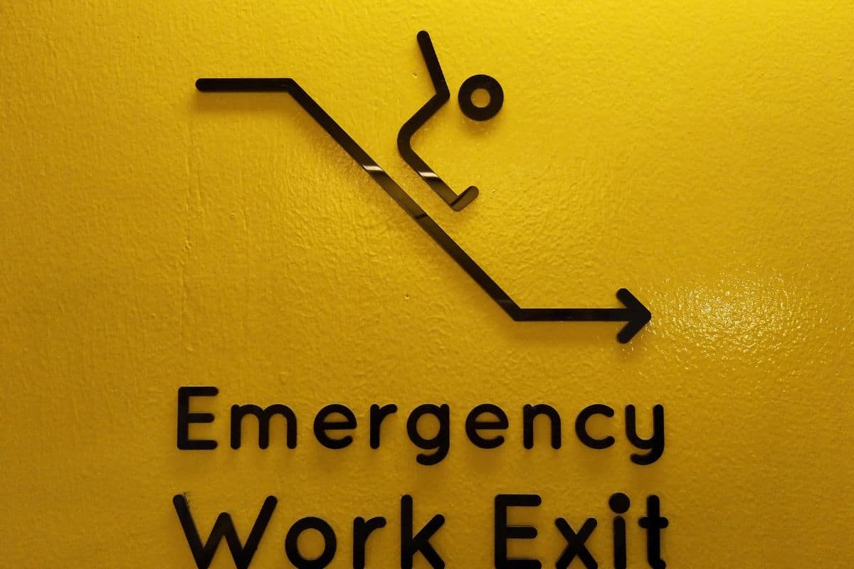 a sign of a emergency work exit