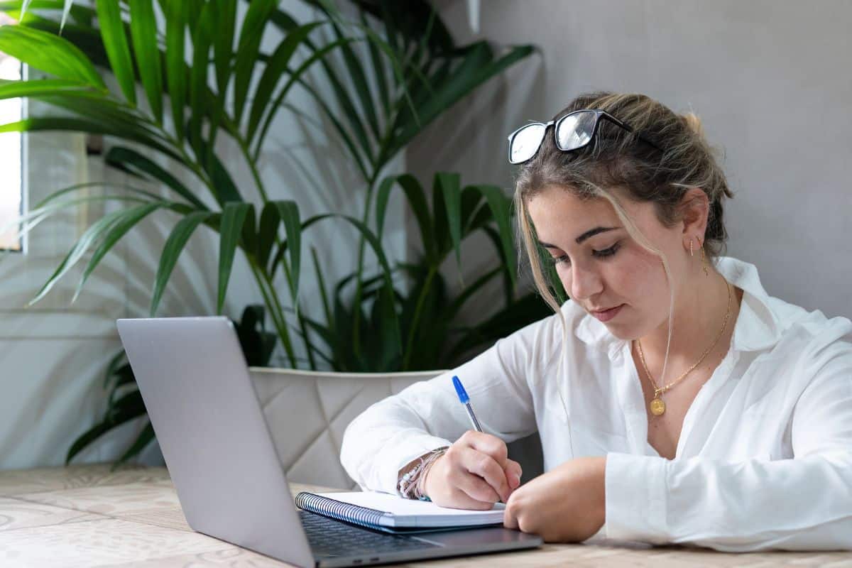 Employee Applying Newly Acquired Information for Better Knowledge Retention