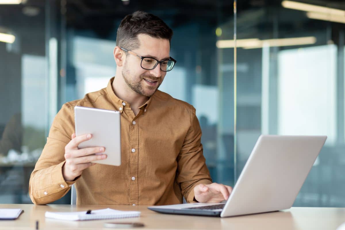 Employee-Filling-Out-Employee-Satisfaction-Survey