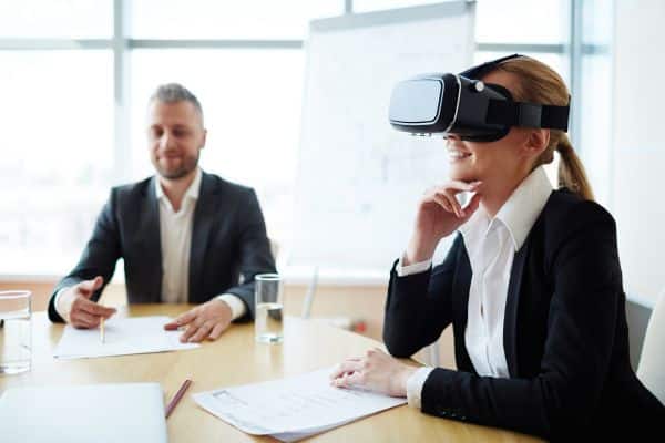 Employee-Using-VR-Tech-in-Employee-Training