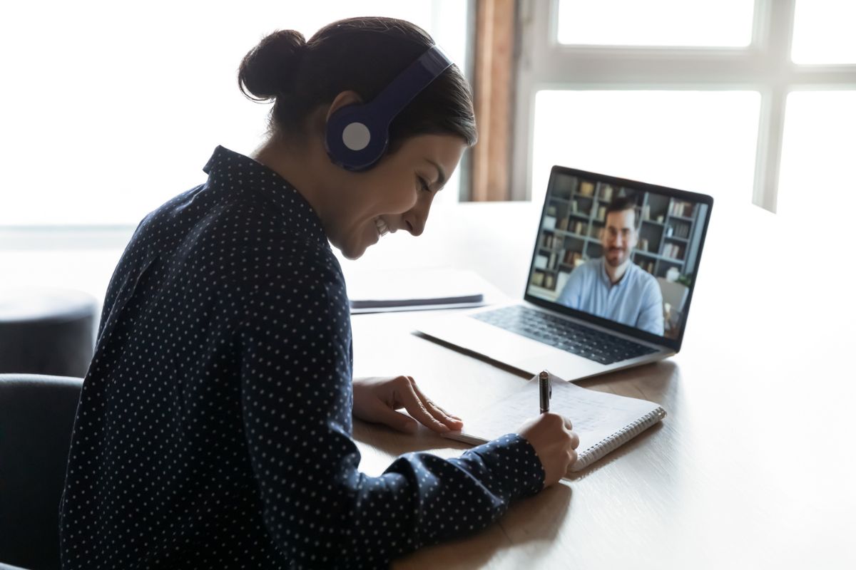 an example of a learner engaged in a self paces online learning session
