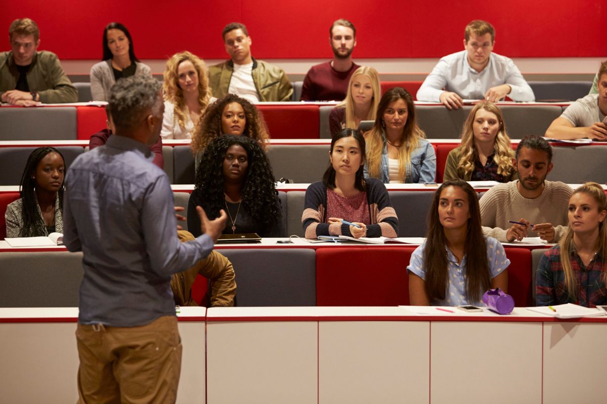 An example of a lecturer demonstrating cognitive apprenticeship in the education setting