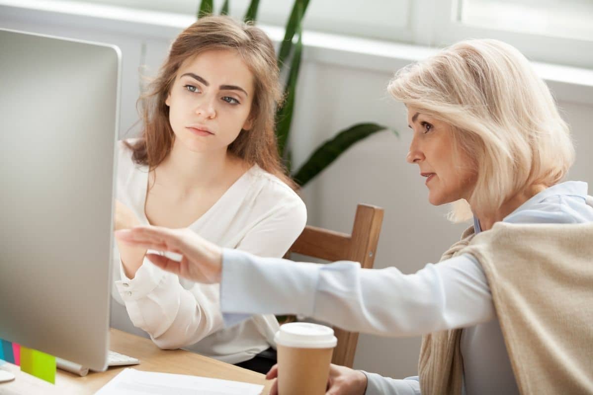 Manager-Helping-Employee-Implement-CPD-Plan