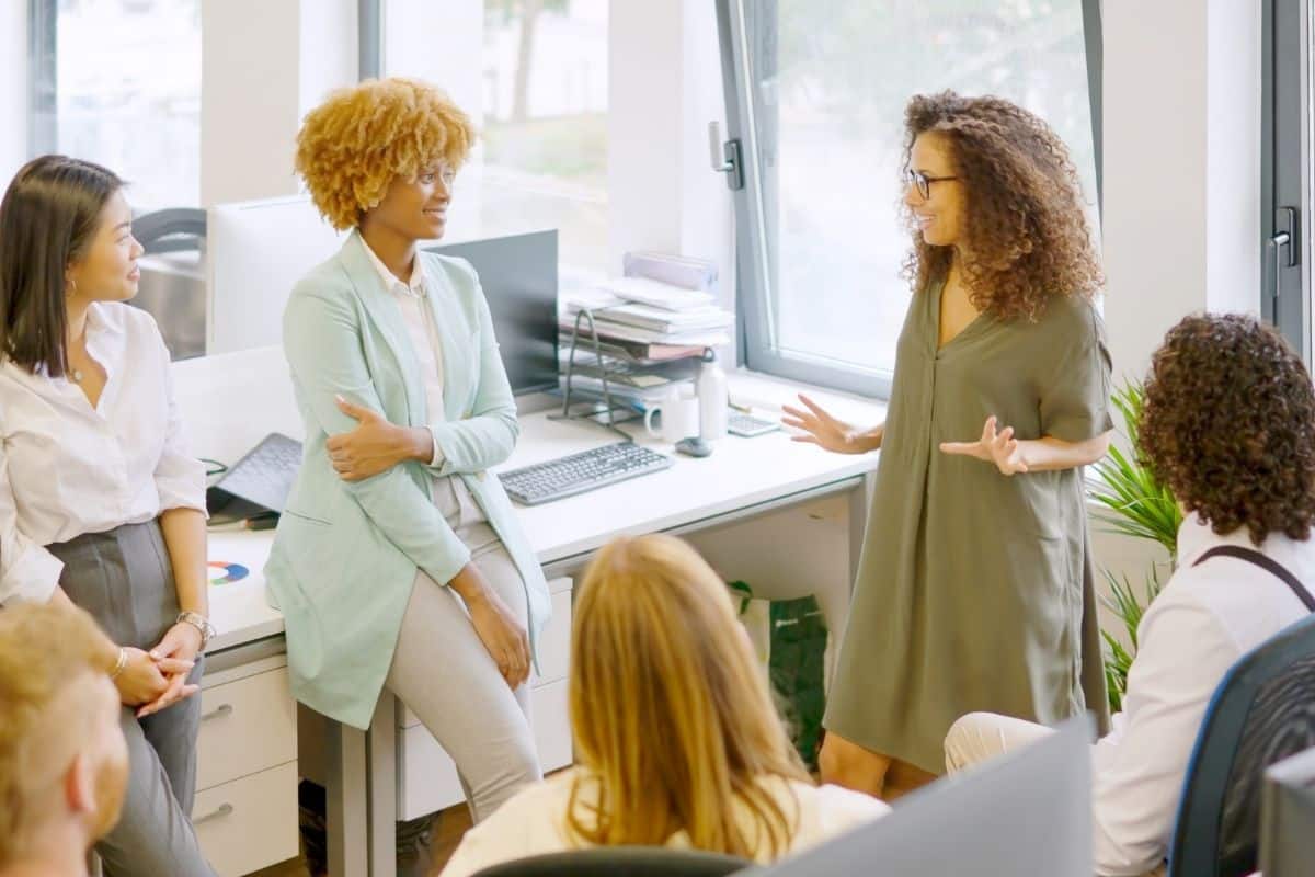 Manager-Helping-Employees-Stay-Motivated-Throughout-CPD