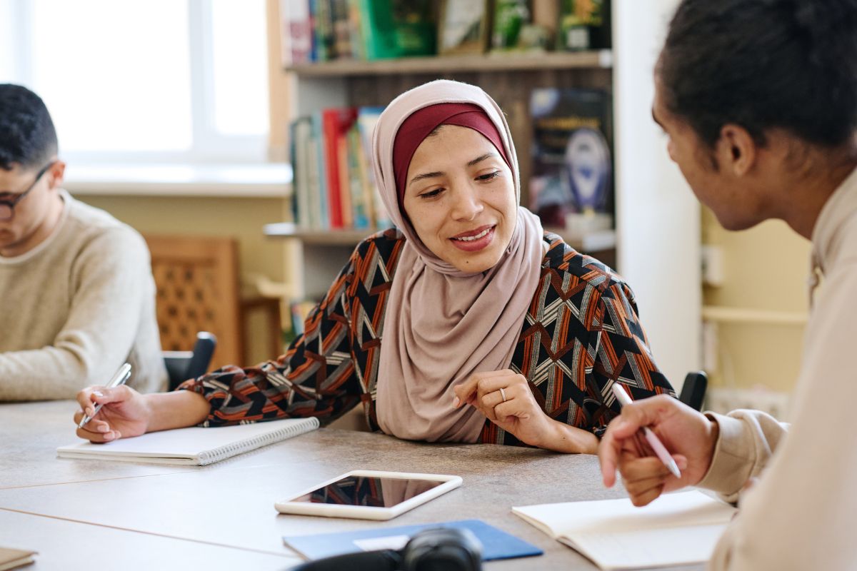 an example of peer to peer learning in social learnng theory