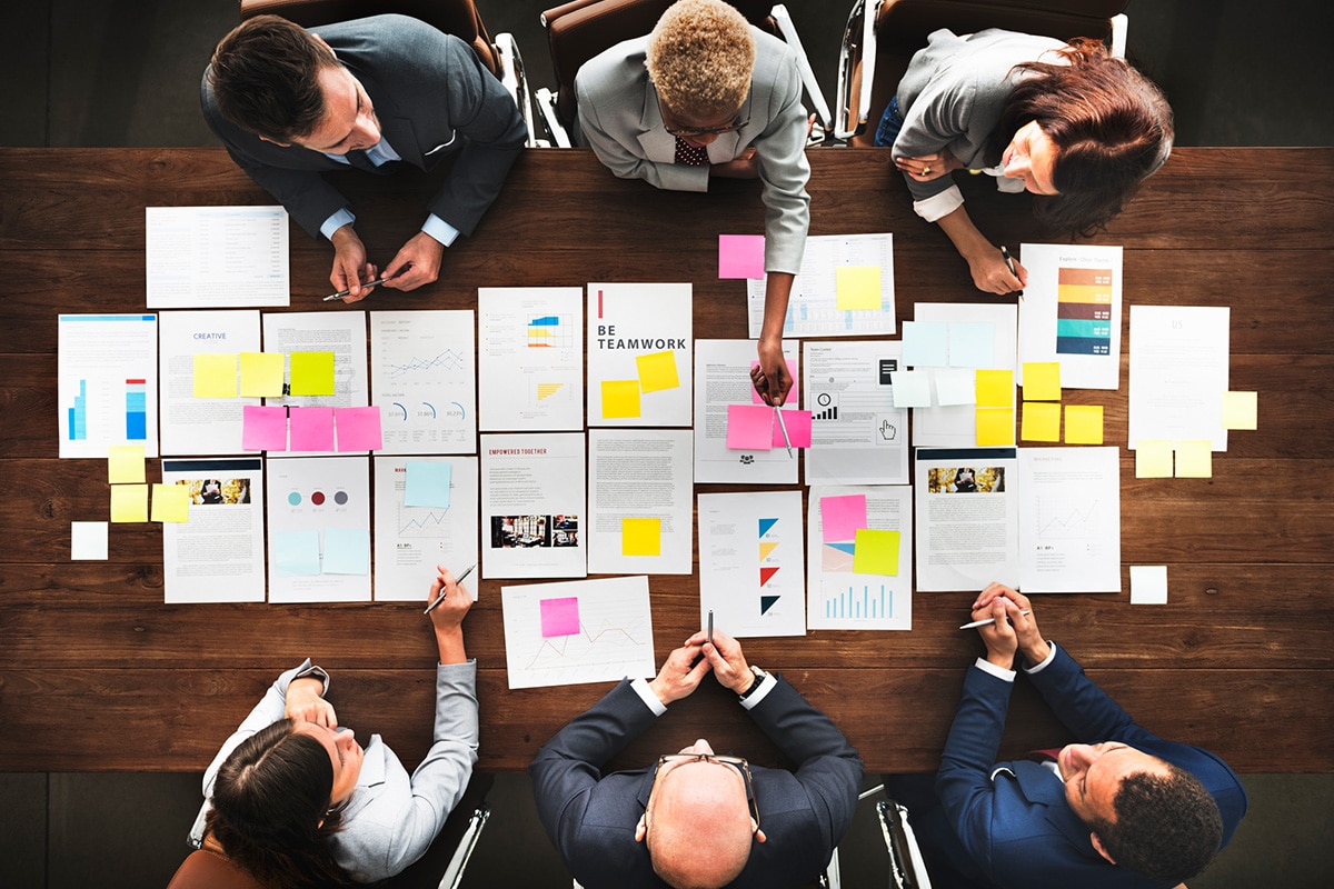 management team discuss what to include in change management plan