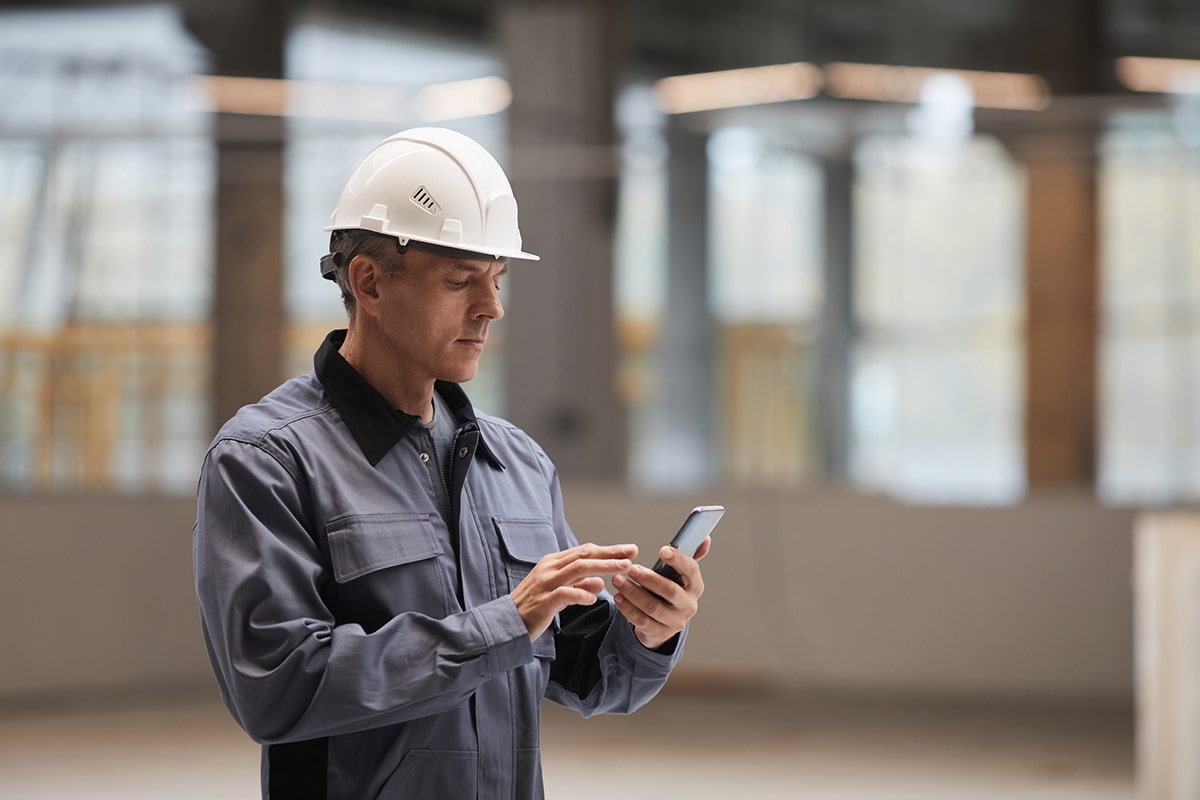 worker accesses training materials on phone highlighting real-time microlearning benefits