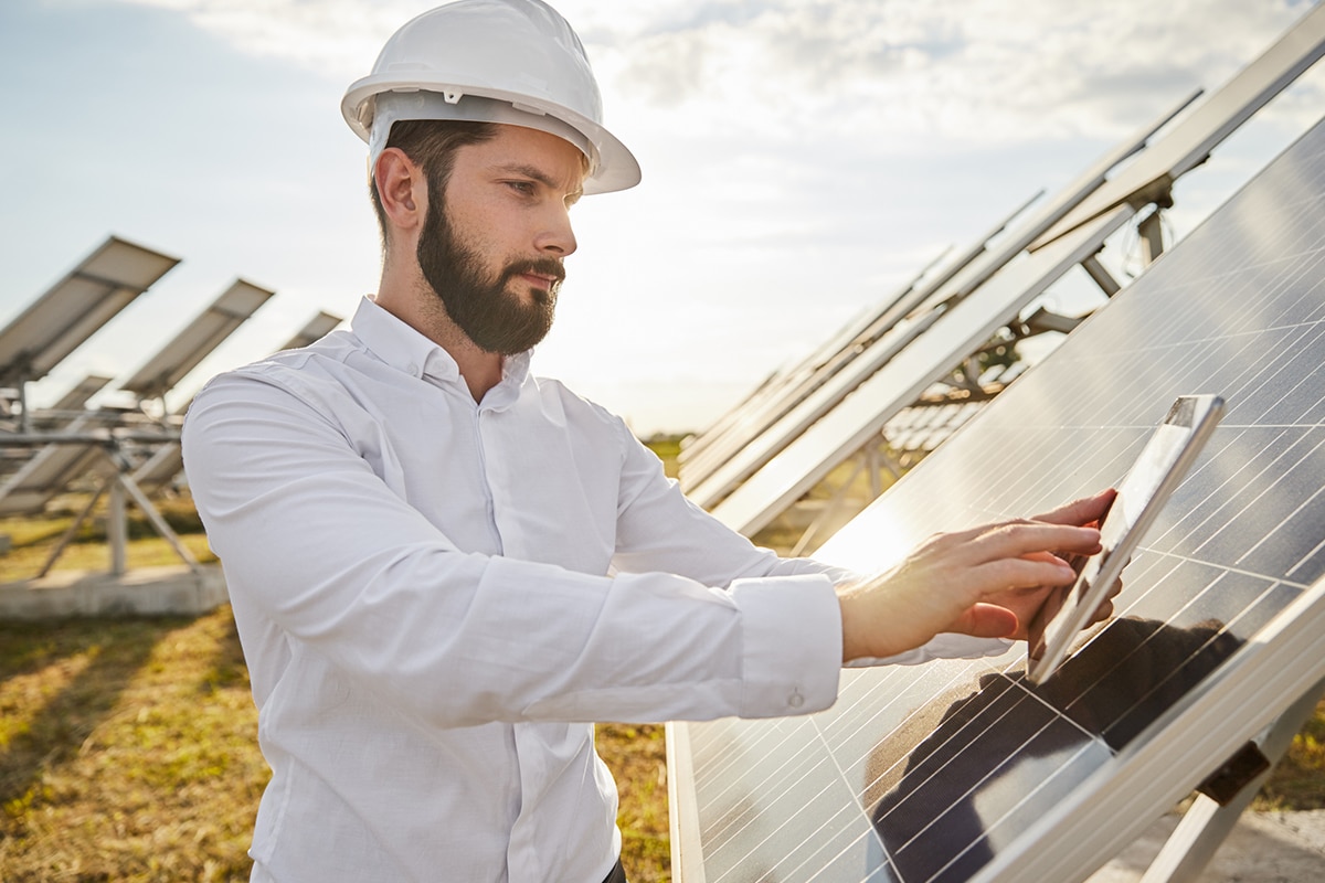 worker uses phone to record solar panel tutorial as microlearning example