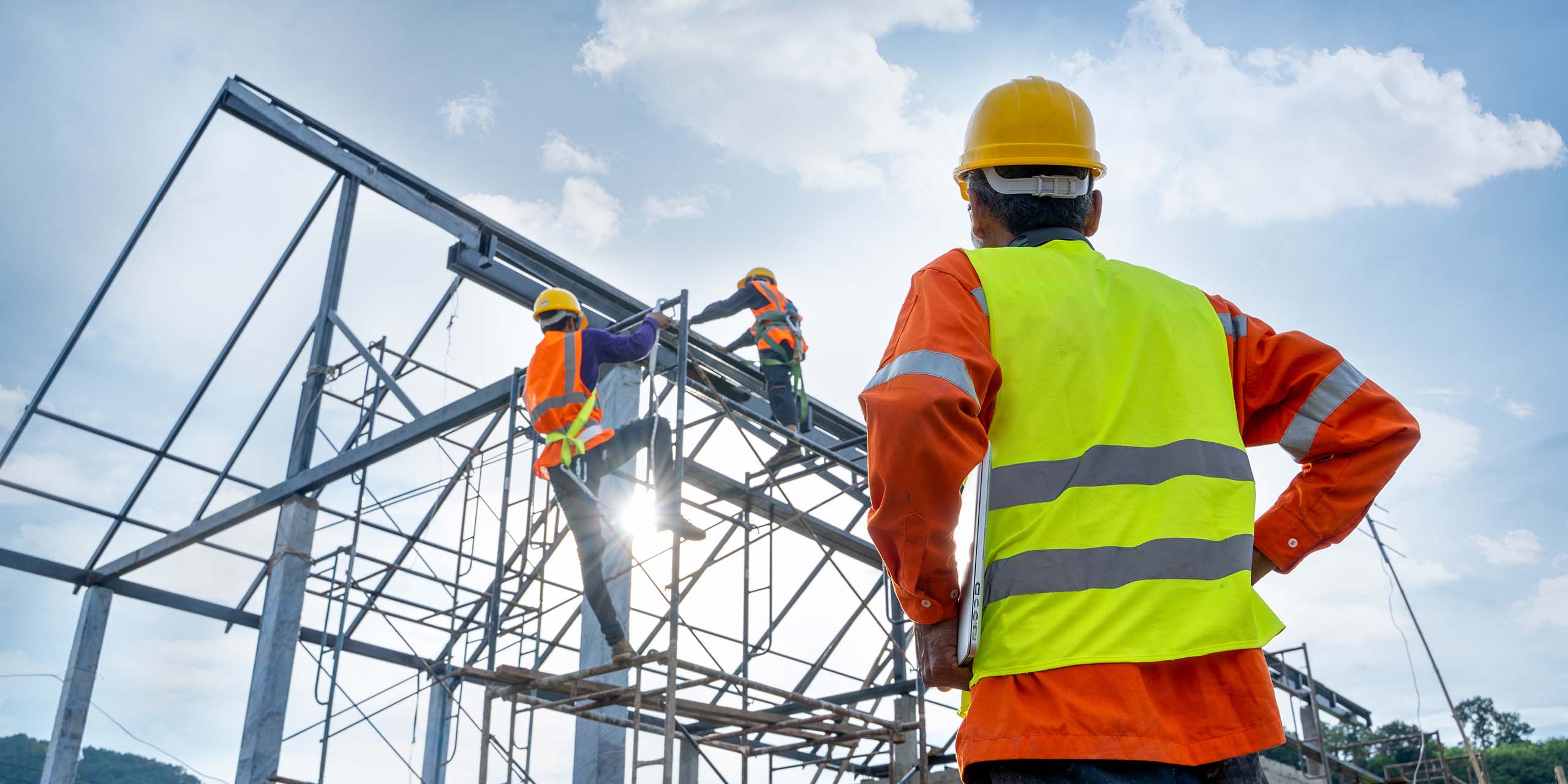 supervisor manages employee safety while they work at height