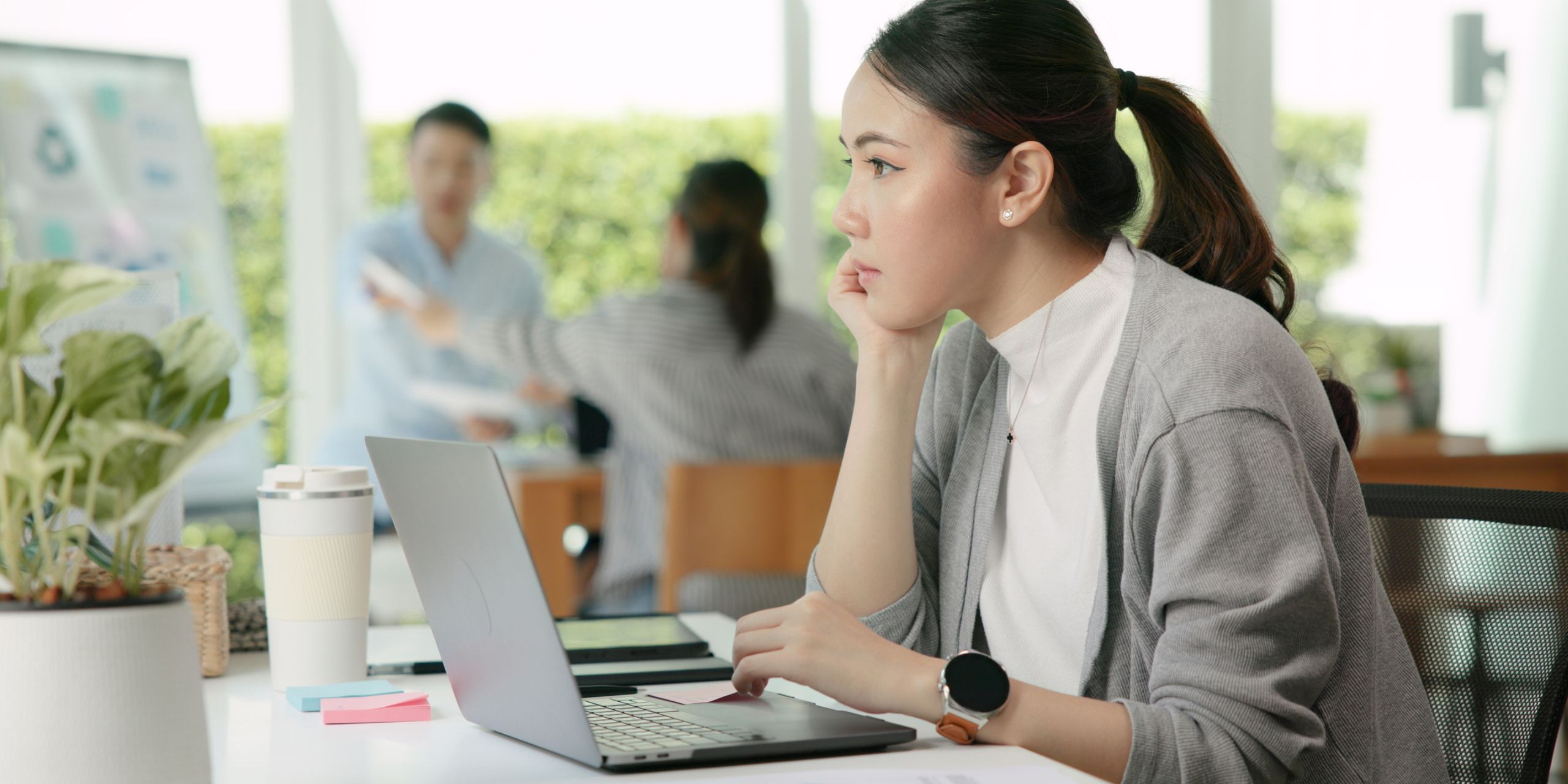 an example of an employee using a performance management system