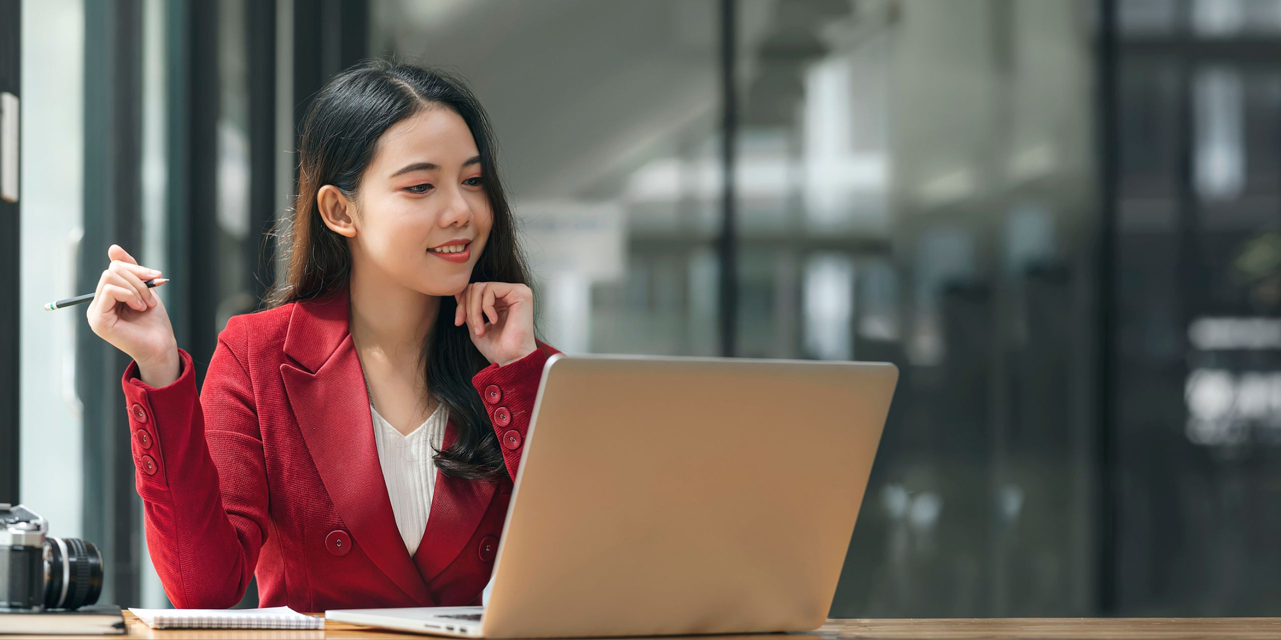 An example of an employee deciding between cloud assess and niftylms